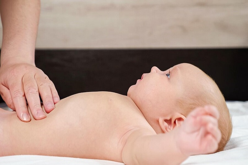 Massage bụng là mẹo dân gian chữa nôn trớ ở trẻ sơ sinh an toàn và dễ thực hiện