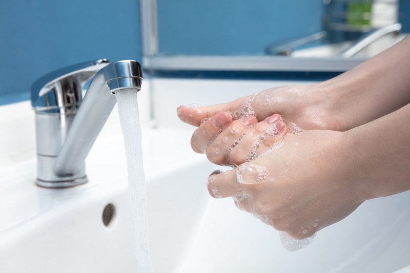 Chú ý rửa sạch tay trước khi tiến hành nhỏ mũi