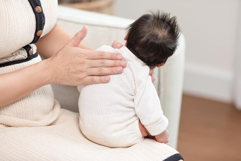 Vỗ lưng giúp bé long đờm và loại bỏ dịch nhầy, giảm triệu chứng nghẹt mũi