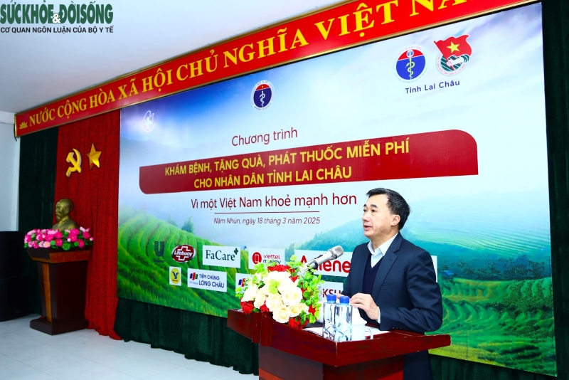 Thứ trưởng Bộ Y tế Trần Văn Thuấn phát biểu khai mạc chương trình khám bệnh, cấp phát thuốc miễn phí tại huyện Nậm Nhùn, Lai Châu.