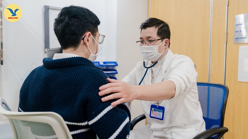 Khám và điều trị bởi bác sĩ chuyên khoa giúp mang lại hiệu quả an toàn cho bệnh nhân viêm phế quản