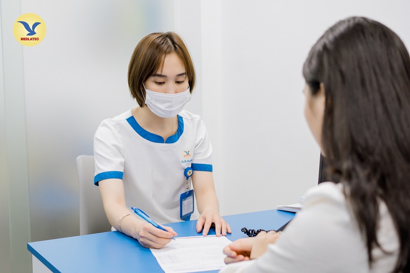 Bác sĩ của MEDLATEC hướng dẫn khách hàng một số vấn đề cần theo dõi sau tiêm HPV