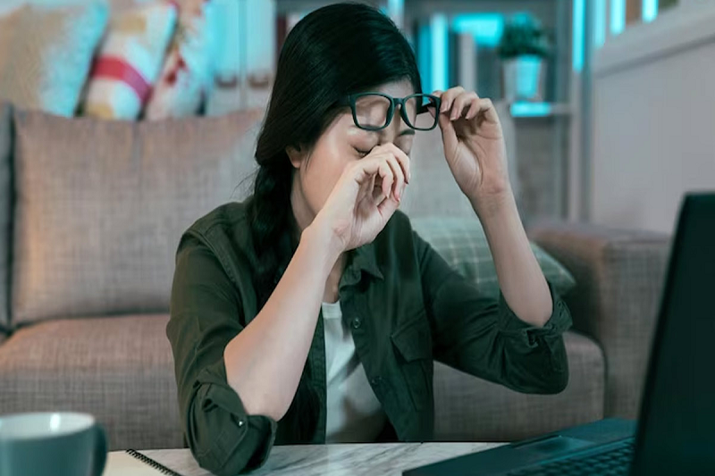 Sử dụng thiết bị điện tử trong thời gian dài dễ dẫn đến khô mắt.