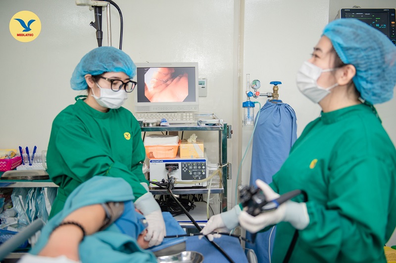 Nếu có triệu chứng bất thường đường tiêu hóa, người bệnh nên khám bác sĩ chuyên khoa ngay