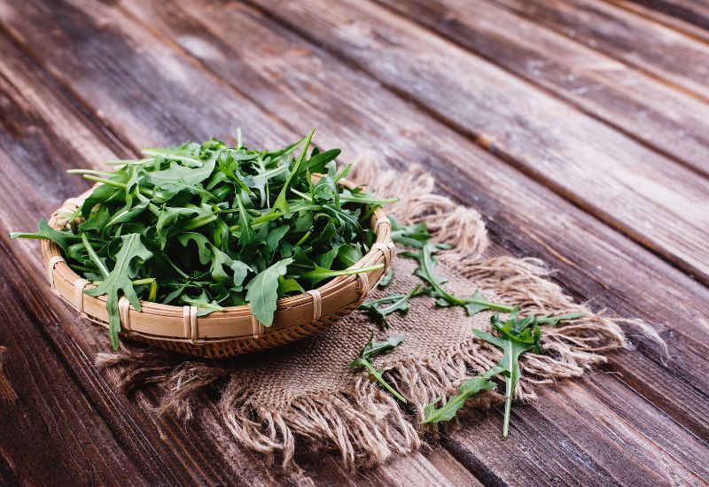 Ngải cứu có tác dụng giảm đau, chống viêm, đặc biệt hiệu quả với đau lưng do lạnh