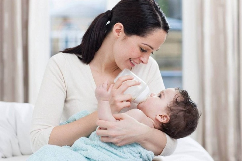 Cho bé bú ở tư thế đúng để giảm tình trạng trớ 