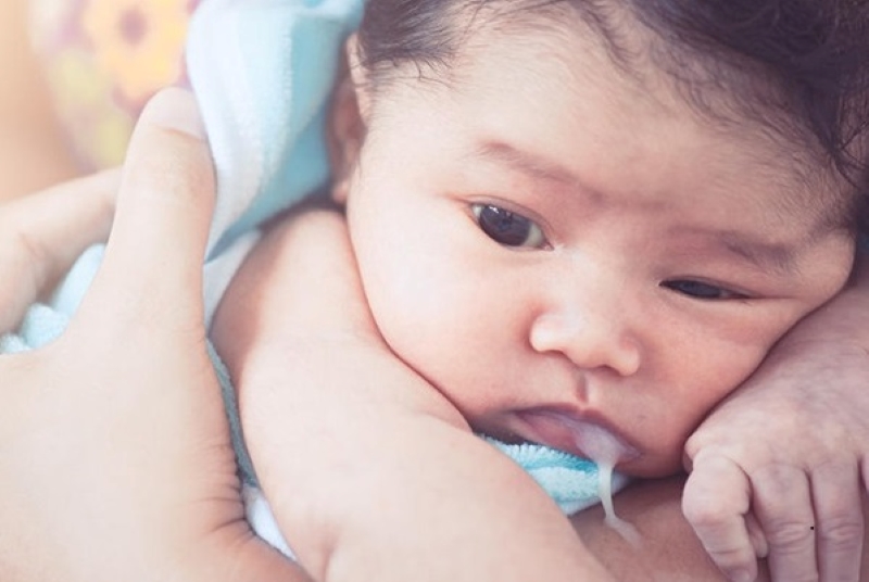 Tình trạng trẻ sơ sinh trớ ra nước trong không gây nhiều ảnh hưởng nghiêm trọng 