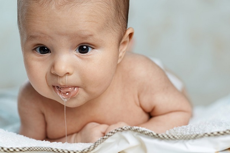 Hệ tiêu hóa chưa hoàn thiện là một trong những nguyên nhân gây ra tình trạng trẻ sơ sinh trớ ra nước trong