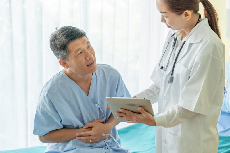 Người bệnh được bác sĩ tư vấn phác đồ trước khi điều trị báng bụng