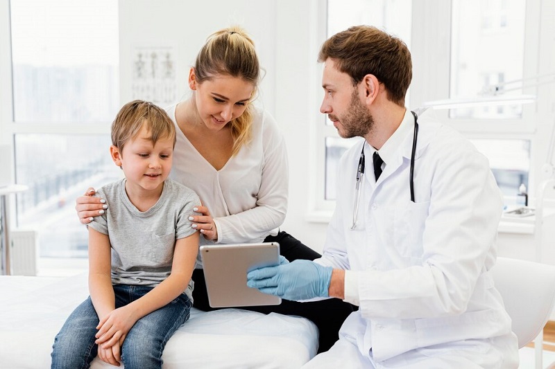 Cha mẹ cần hỏi ý kiến bác sĩ chuyên khoa để được hướng dẫn cách trị nổi mề đay tại nhà an toàn cho trẻ 