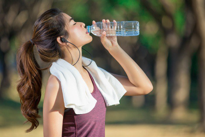 Uống đủ nước giúp phòng ngừa các bệnh lý tiết niệu