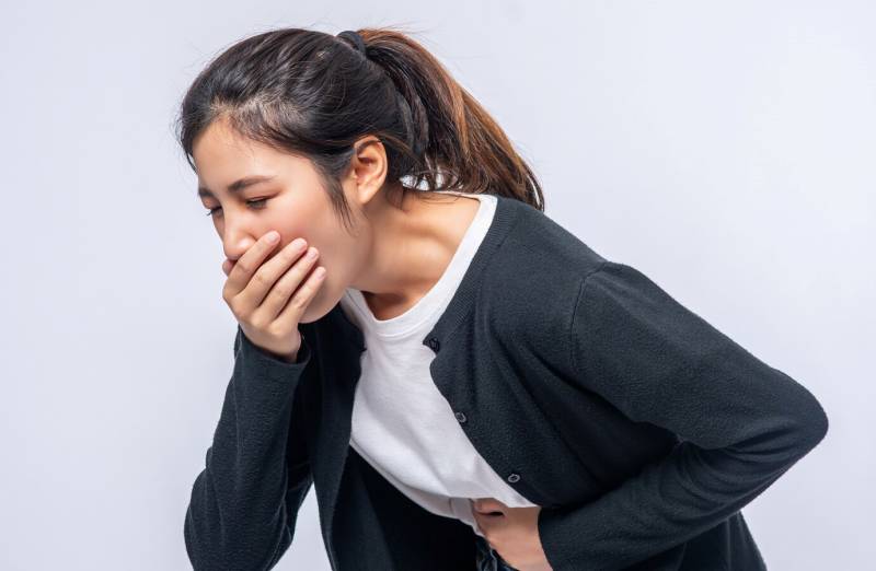 Nếu bạn ho, sặc liên tục khi ăn uống nên đến thăm khám bác sĩ ngay để xử lý kịp thời