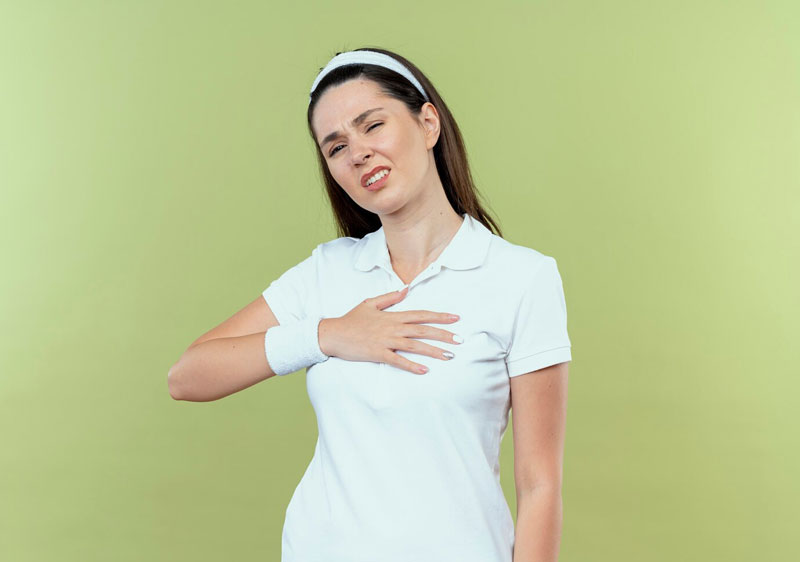Triệu chứng ung thư vú là cảm giác đau sưng, căng tức ở ngực nhưng không liên quan đến kỳ kinh, mang thai