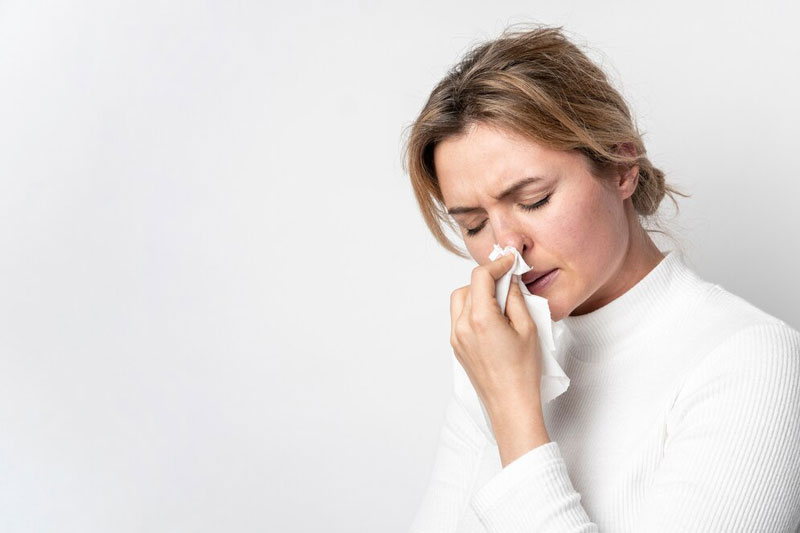 Chảy nước mũi, ngạt mũi, đau nhức mũi có thể là dấu hiệu của viêm xoang
