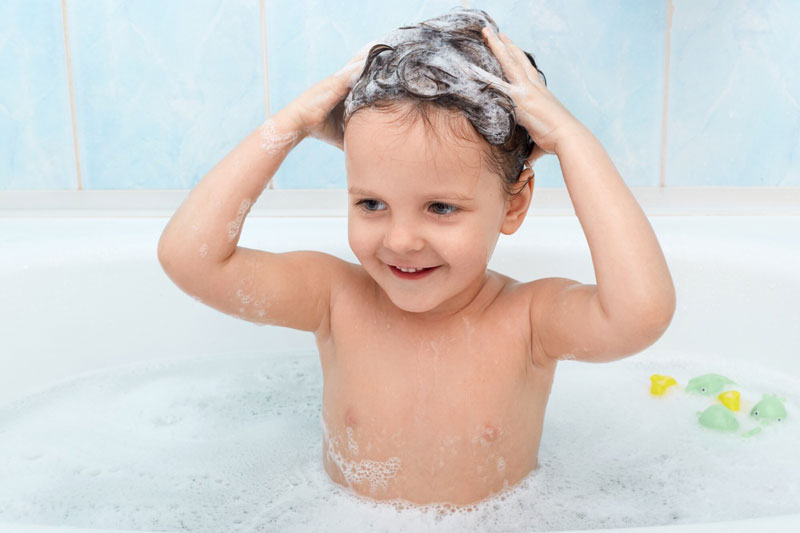 Tắm rửa vệ sinh sạch sẽ giúp con phòng tránh rôm sảy những ngày hè