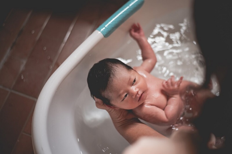 Khi đã hết sốt, trẻ nên được tắm nước ấm trong phòng kín gió