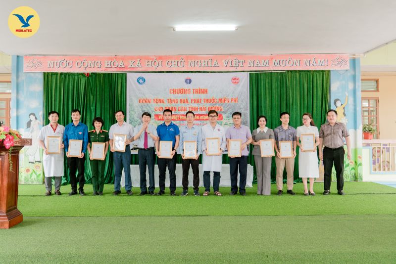 Ông Cao Phi Long - Giám đốc MEDLATEC Hải Dương nhận Bằng khen đơn vị đồng hành của chương trình “Vì một Việt Nam khỏe mạnh hơn” tại huyện Ninh Giang, Hải Dương
