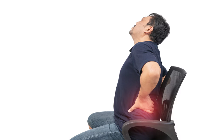 Ngồi quá lâu và sai tư thế rất dễ gây căng cơ lưng