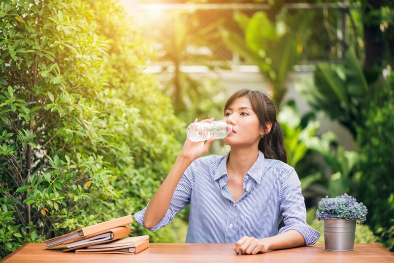 Bạn nên uống nhiều nước để sớm cải thiện những vấn đề về mụn