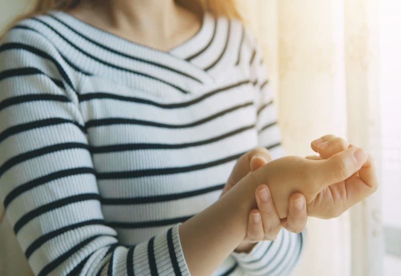 Nhiều người bị nang bao hoạt dịch khớp cổ tay không muốn đến bệnh viện vì sợ phải can thiệp xâm lấn