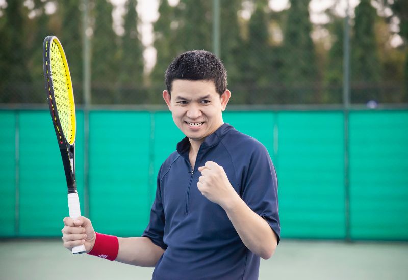 Những người thường xuyên chơi tennis, cầu lông, pickleball,... dễ gặp phải chấn thương vi mô vùng vai