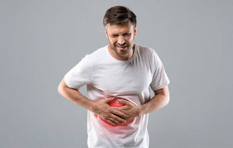 Đau tức vùng bụng phải là triệu chứng phổ biến của tình trạng mắc viêm gan siêu vi 
