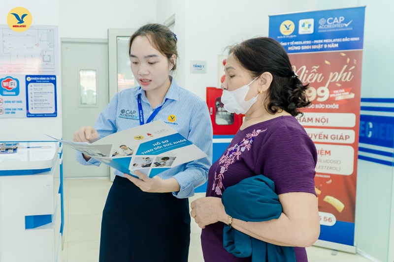 Bệnh nhân được hướng dẫn tận tình khi khám chữa bệnh tại MEDLATEC