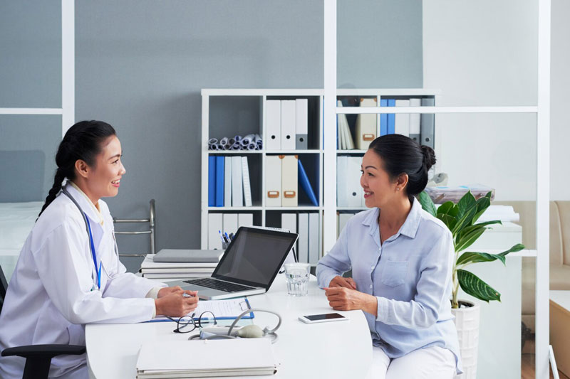 Sau khi thăm khám xong, bạn hãy chú ý nghe tư vấn điều trị hoặc phòng tránh của bác sĩ