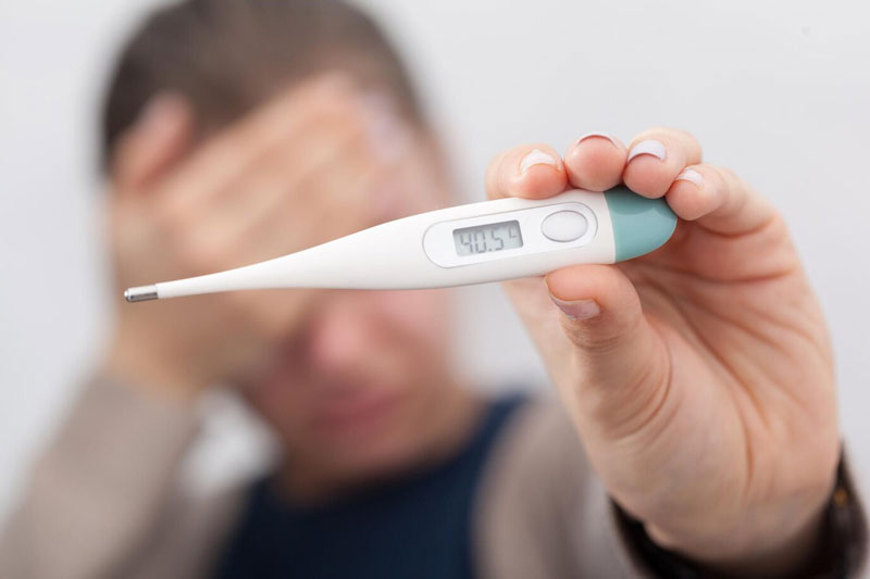 Sốt cao đột ngột là triệu chứng cảnh báo sốt siêu vi, bạn cần lưu ý