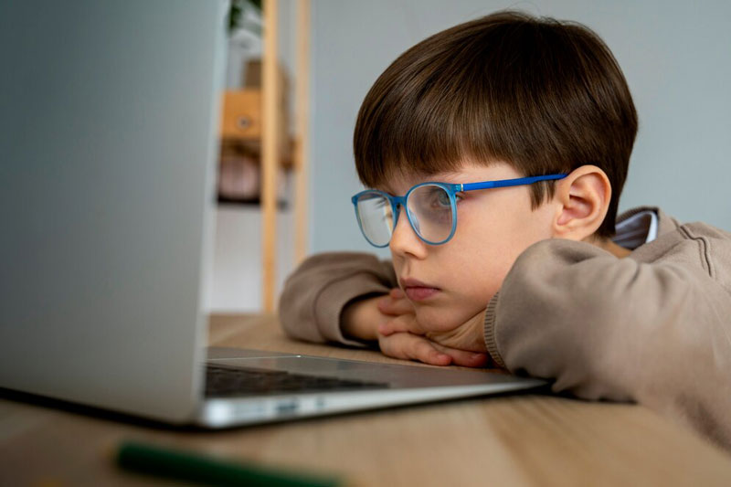 Mắt nhìn mờ, mỏi mắt là triệu chứng hay xuất hiện ở trẻ bị nhược thị