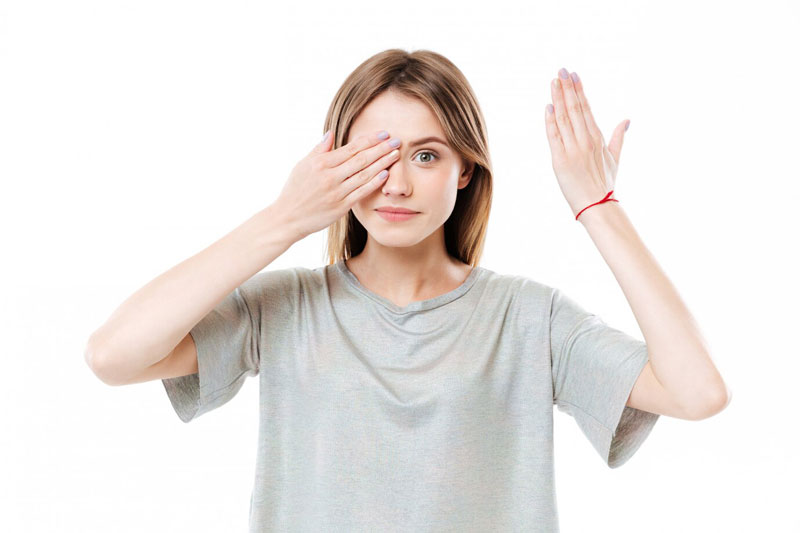 Che một bên mắt khỏe để tập quan sát là một trong những bài tập mắt nhược thị cơ bản