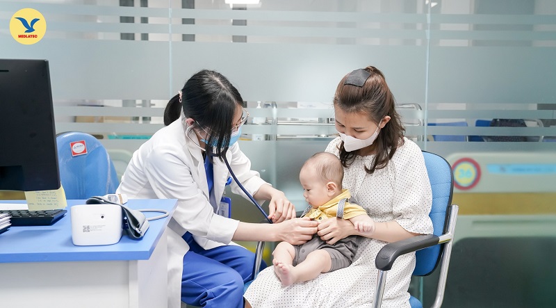 Bệnh nhân nhi được bác sĩ nghe phổi trong quá trình khám lâm sàng