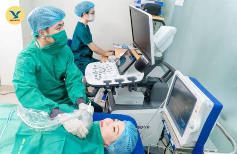 Hệ thống máy móc và đội ngũ y bác sĩ MEDLATEC thực hiện đốt sóng cao tần tuyến giáp 