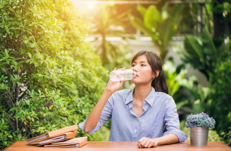 Người bị vàng da nên uống đủ nước giúp cơ thể đào thải sắc tố mật