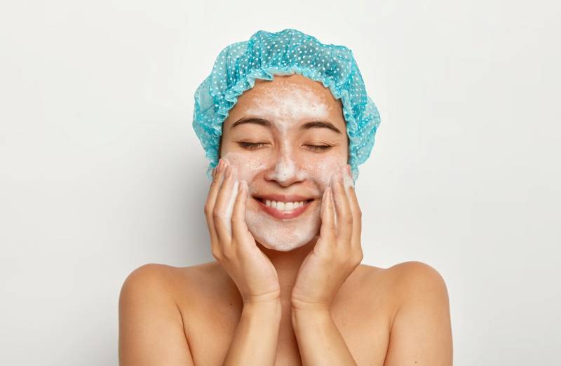 Rửa mặt quá nhiều lần trong ngày có thể làm khô da và tiết dầu nhiều hơn