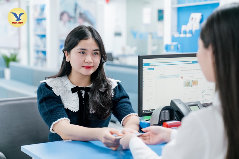 Bác sĩ sẽ tư vấn chi tiết cho người bệnh trước khi tiêm phòng 
