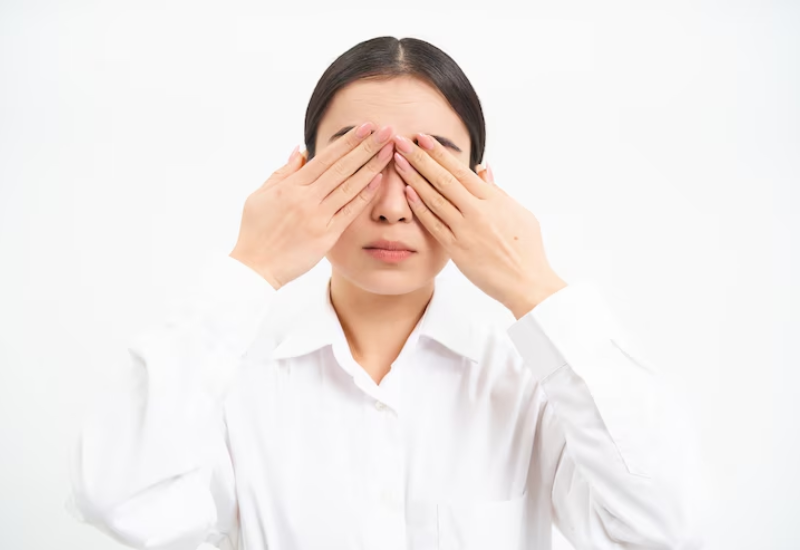 Cảm giác cộm, đau rát mắt là triệu chứng thường gặp ở bệnh quặm mi mắt