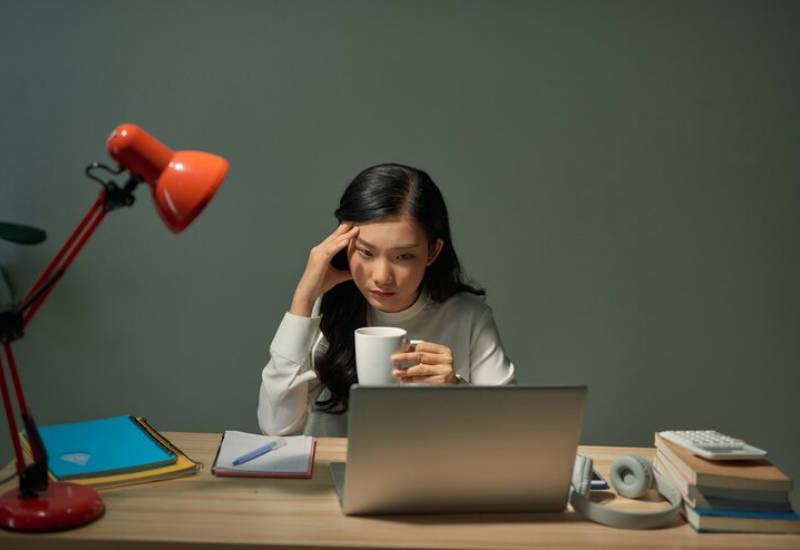 Nếu bạn thường xuyên tập trung vào điện thoại hay máy tính có thể khiến thị lực giảm tạm thời