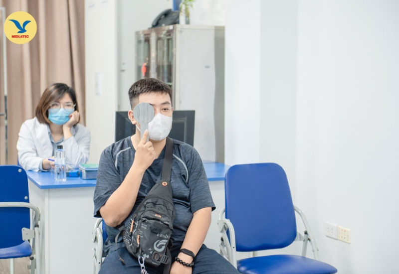 Bạn không nên đợi đến khi mắt có vấn đề mới đi khám mà hãy khám định kỳ đều đặn