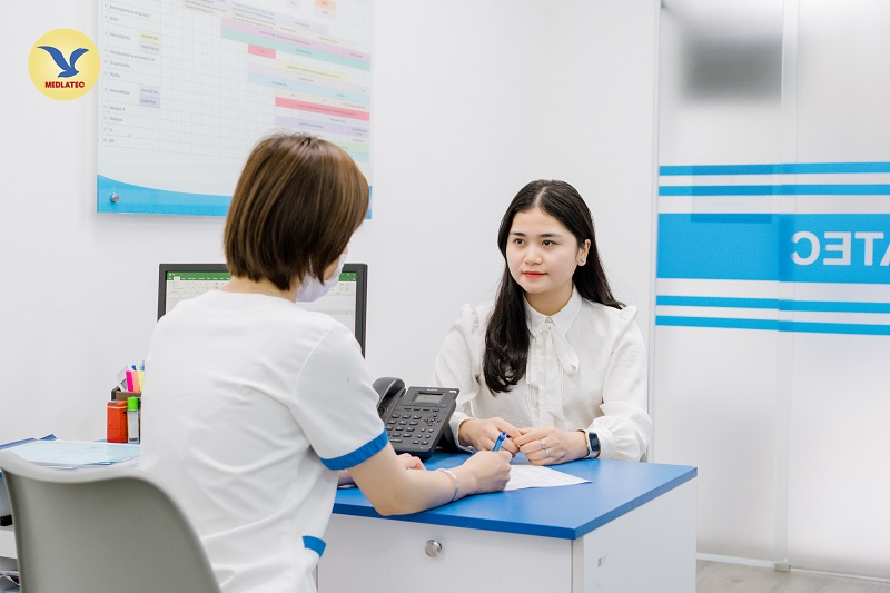 Bác sĩ của MEDLATEC giải thích để khách hàng hiểu HPV lây qua đường nào và thăm khám trước tiêm HPV
