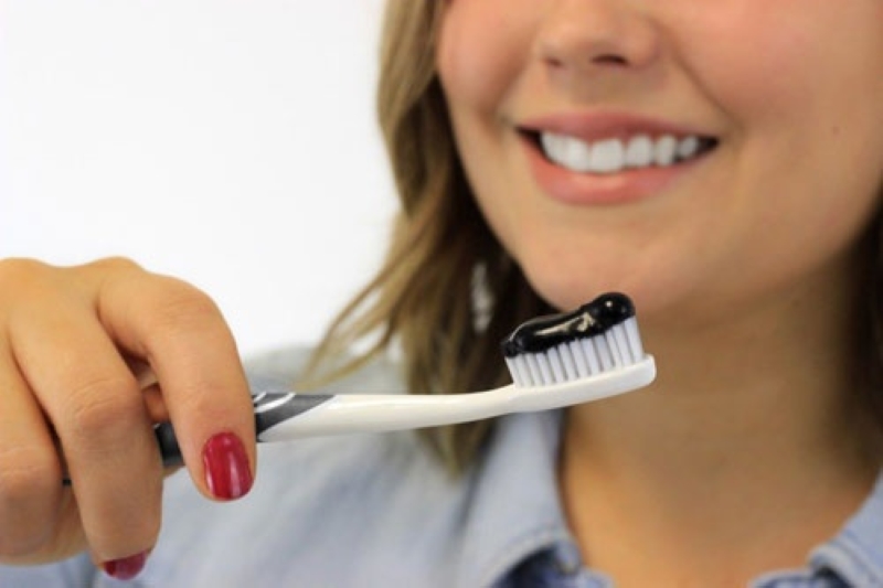 Sử dụng than hoạt tính với tần suất không phù hợp có thể khiến men răng bị mài mòn 