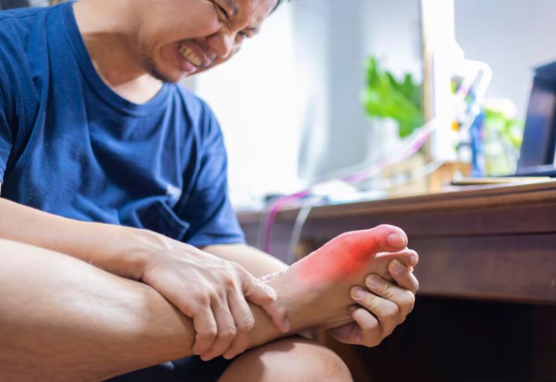 Sưng khớp ngón chân cái không phải là bệnh lý đơn lẻ mà thường là biểu hiện của các vấn đề sức khỏe tiềm ẩn