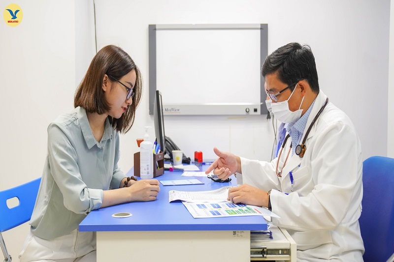 Khách hàng được bác sĩ của MEDLATEC giải thích Triglyceride trong xét nghiệm máu là gì và tư vấn cách chăm sóc sức khỏe