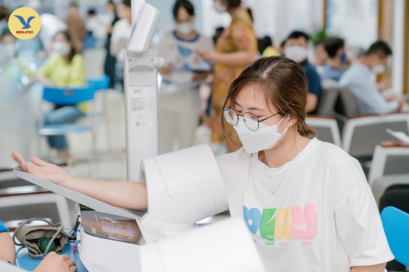 Khám sức khỏe định kỳ giúp phát hiện các nguy cơ bất thường huyết áp ở người trẻ