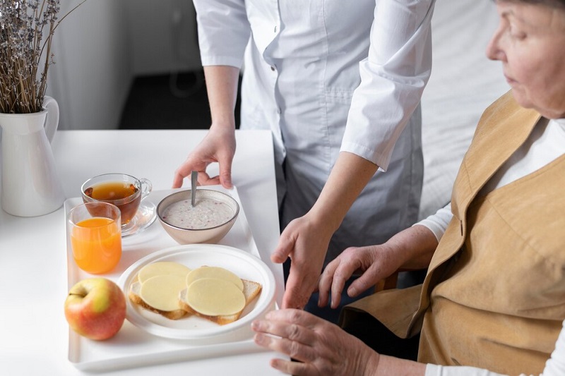 Điều chỉnh chế độ ăn kết hợp tuân thủ hướng dẫn điều trị từ bác sĩ giúp ổn định chỉ số HbA1c ở bệnh nhân tiểu đường