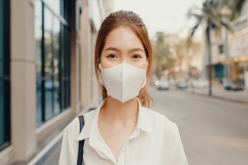 Đeo khẩu trang khi ra ngoài giúp hạn chế tối đa nguy cơ tiếp xúc với tác nhân gây viêm mũi dị ứng