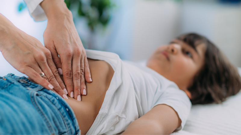 Khám phản ứng thành bụng có thể gây cảm giác đau hoặc khó chịu tùy thuộc vào tình trạng bệnh lý 