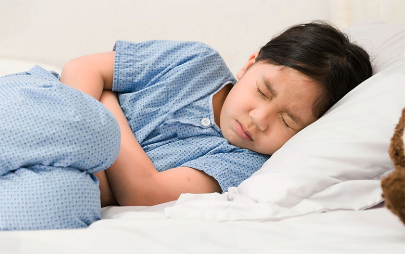Trẻ xuất hiện triệu chứng đau bụng kéo dài cần được tiến hành nội soi dạ dày 