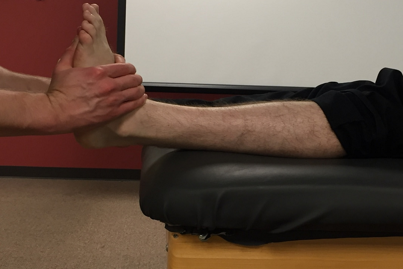 Test ép bàn chân (squeeze test) được thực hiện để tái hiện cảm giác đau kiểu dây thần kinh