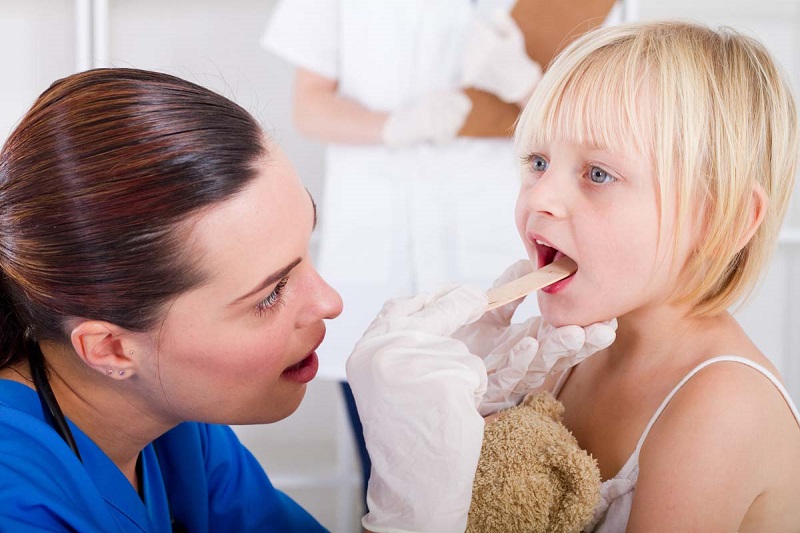 Kỹ thuật bế trẻ khi khám tai mũi họng như thế nào?
